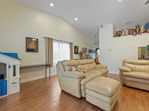 8260 SW 41st  Ct, Davie FL 33328