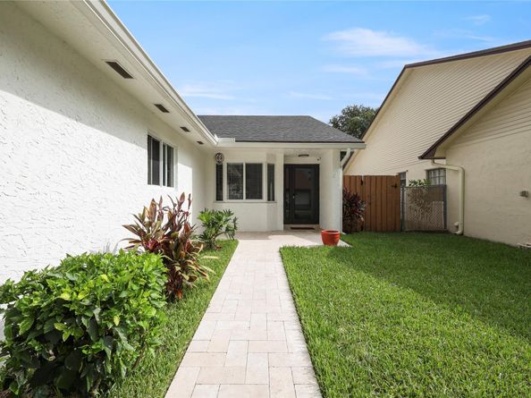 8260 SW 41st  Ct, Davie FL 33328