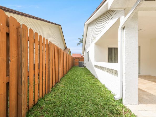 8260 SW 41st  Ct, Davie FL 33328