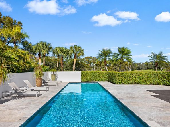 39 Country Road S, Village Of Golf FL 33436