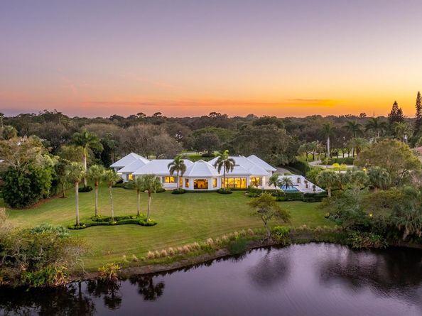 39 Country Road S, Village Of Golf FL 33436