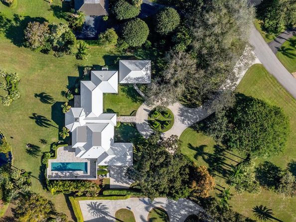 39 Country Road S, Village Of Golf FL 33436