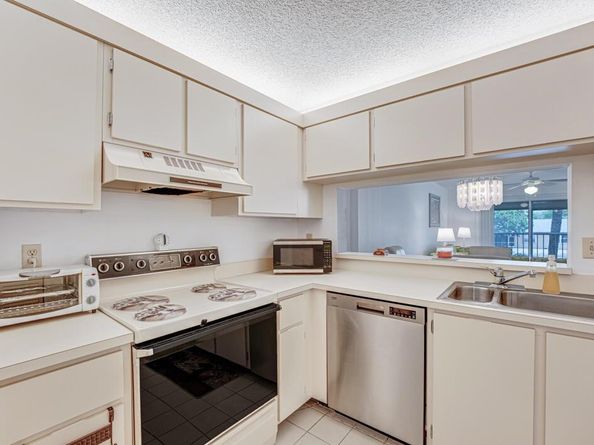 3146 Via Poinciana 203, Lake Worth FL 33467