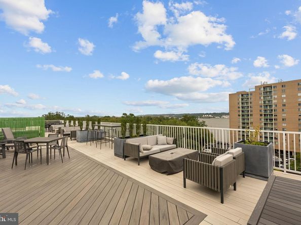 635 Slaters Lane 302, Alexandria VA 22314