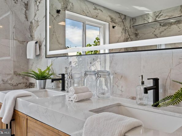 2715 W Flora Street, Philadelphia PA 19121