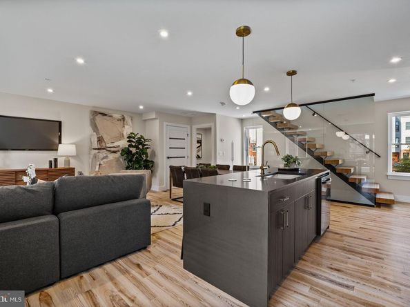 2715 W Flora Street, Philadelphia PA 19121