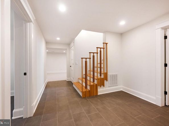 605 Hilltop Terrace, Alexandria VA 22301