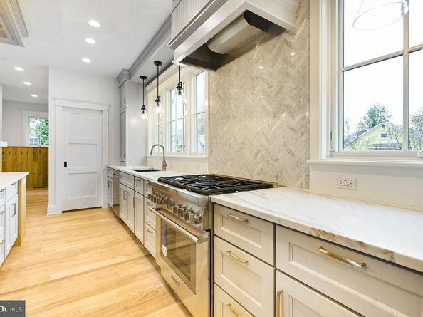 605 Hilltop Terrace, Alexandria VA 22301