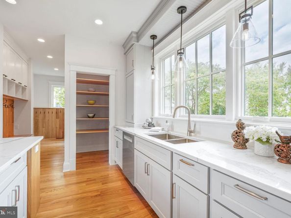 605 Hilltop Terrace, Alexandria VA 22301