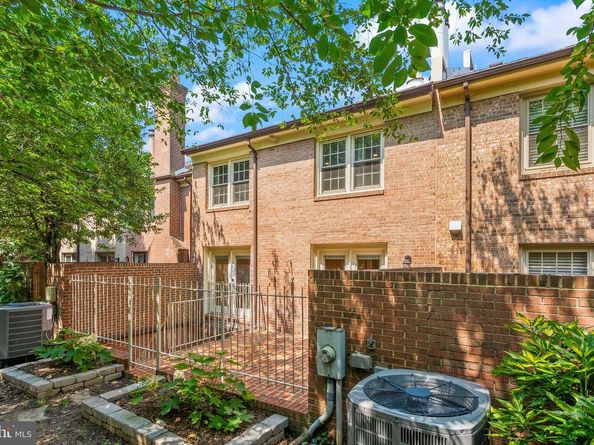 2345 S Rolfe Street S, Arlington VA 22202