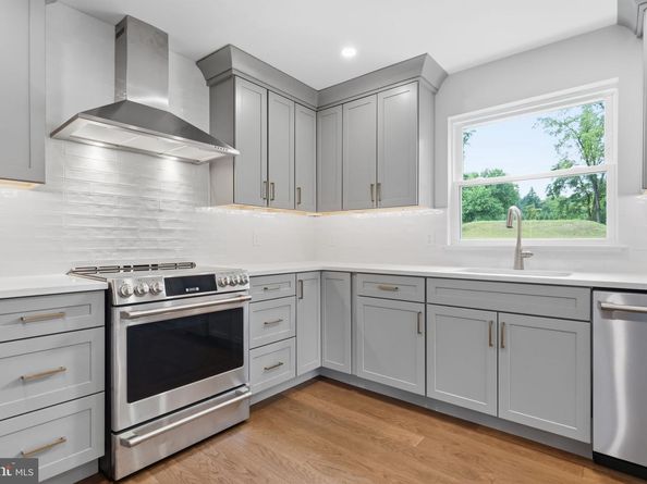 886 Sackettsford Road, Ivyland PA 18974