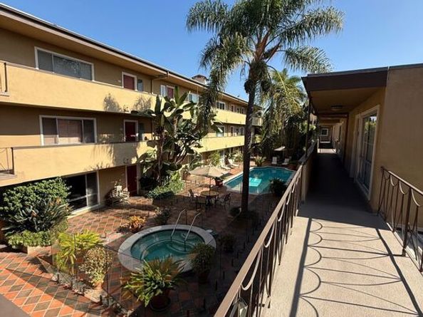 970 Palm Avenue 218, West Hollywood CA 90069