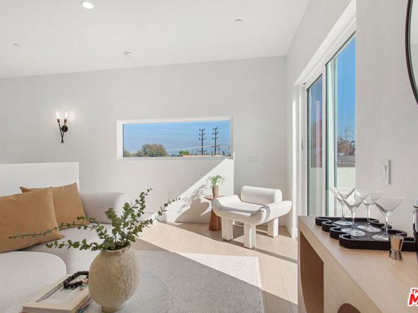 11210 Victory Boulevard, North Hollywood CA 91606