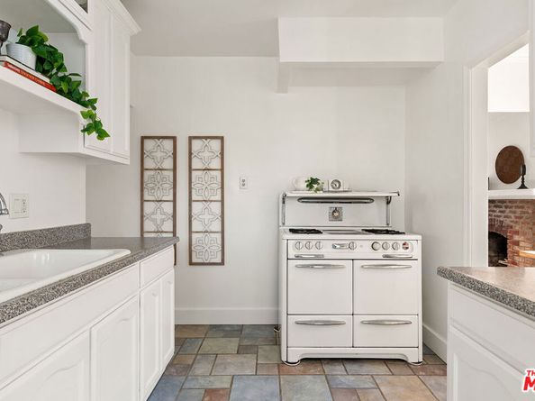 3220 Garden Avenue, Los Angeles CA 90039