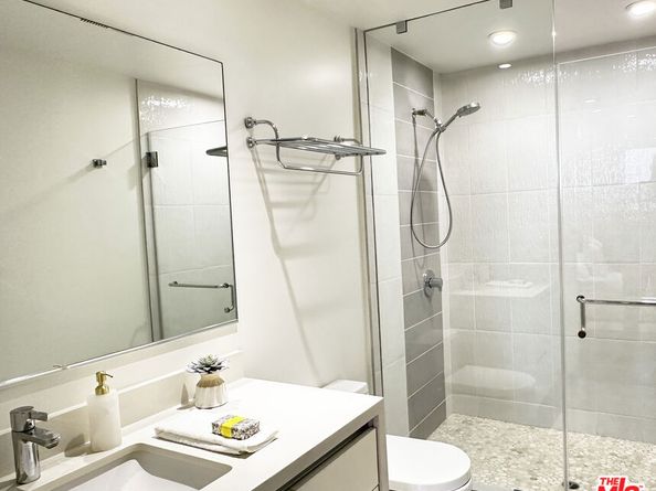 441 S Barrington Avenue 209, Los Angeles CA 90049