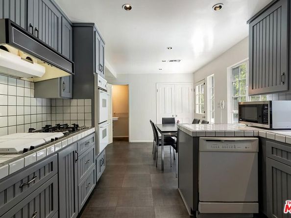 1041 Chantilly Road, Los Angeles CA 90077