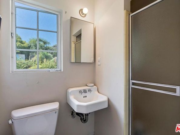 1041 Chantilly Road, Los Angeles CA 90077