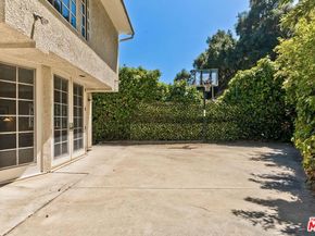 1041 Chantilly Road, Los Angeles CA 90077