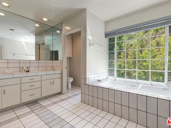 1041 Chantilly Road, Los Angeles CA 90077