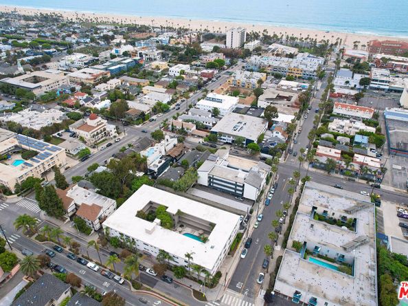 2002 4th Street 302, Santa Monica CA 90405