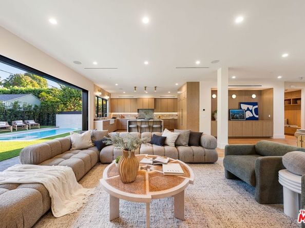 11500 Kingsland Street, Los Angeles CA 90066