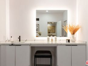 1210 N Kings Road 101, West Hollywood CA 90069