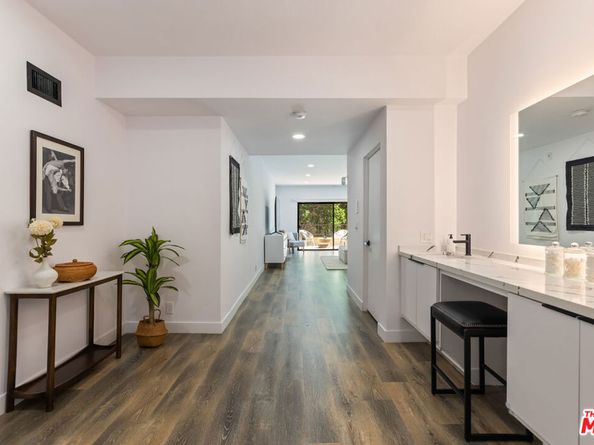 1210 N Kings Road 101, West Hollywood CA 90069