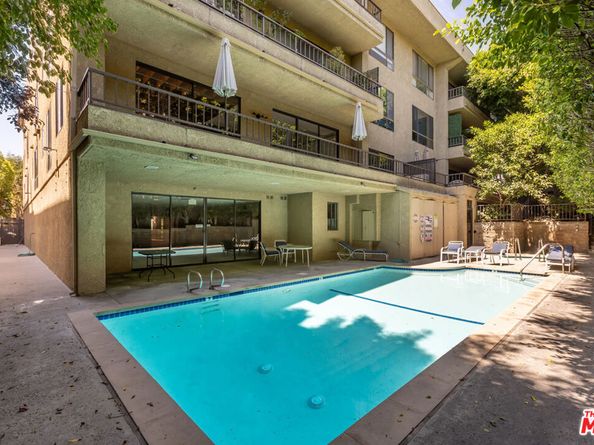 1210 N Kings Road 101, West Hollywood CA 90069
