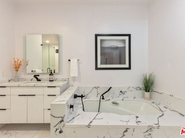 1210 N Kings Road 101, West Hollywood CA 90069