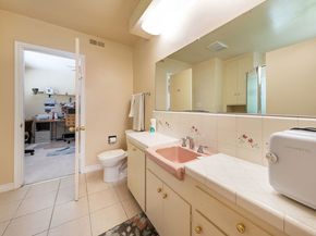 5420 S Holt Avenue, Los Angeles CA 90056