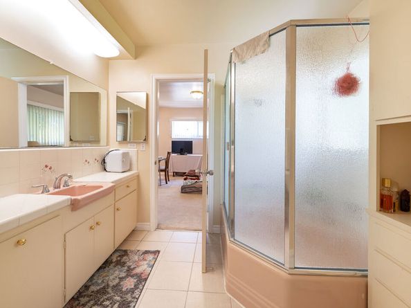 5420 S Holt Avenue, Los Angeles CA 90056