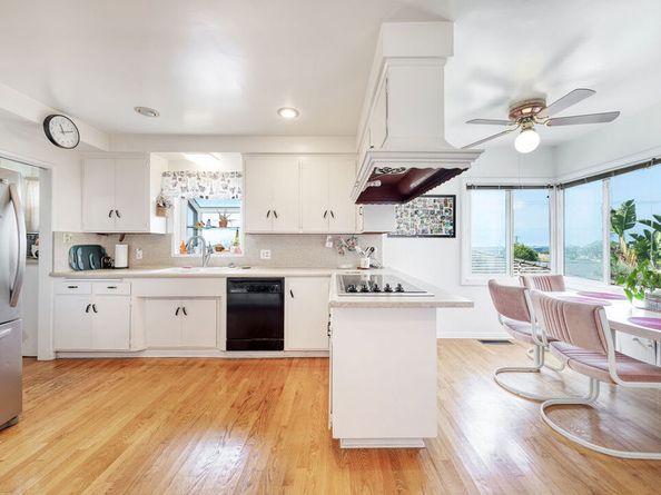 5420 S Holt Avenue, Los Angeles CA 90056