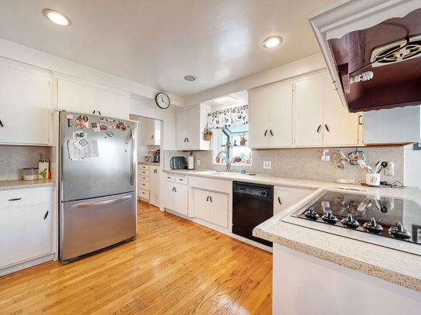 5420 S Holt Avenue, Los Angeles CA 90056