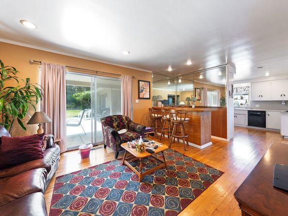 5420 S Holt Avenue, Los Angeles CA 90056