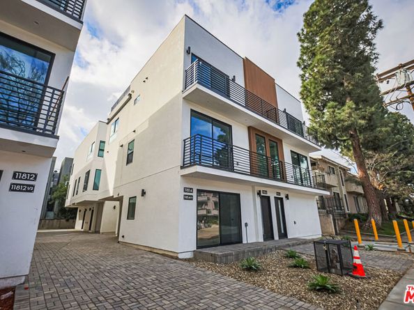 11810 Gilmore Street, North Hollywood CA 91606