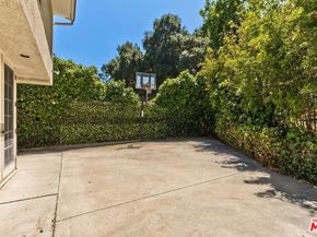 1041 Chantilly Road, Los Angeles CA 90077