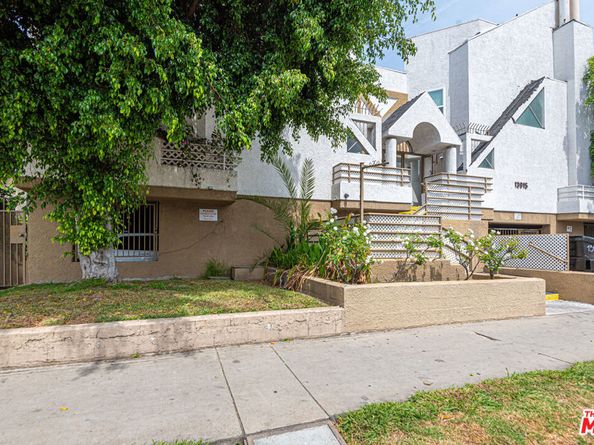 13915 Sherman Way, Van Nuys CA 91405