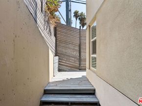 2780 N Wright Lane, Los Angeles CA 90068