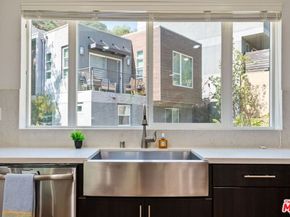 2780 N Wright Lane, Los Angeles CA 90068