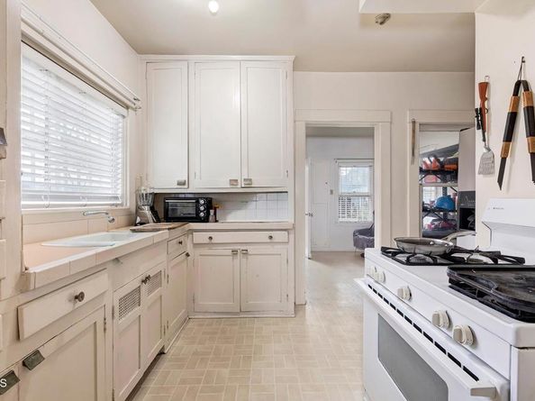 424 W Arbor Vitae Street, Inglewood CA 90301