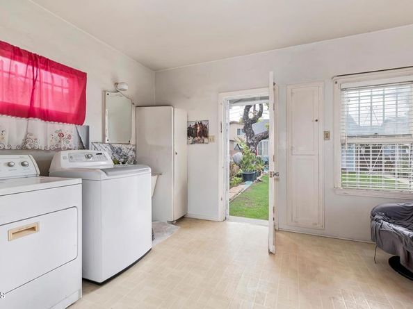 424 W Arbor Vitae Street, Inglewood CA 90301