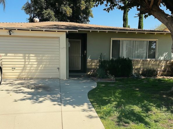 8954 Chimineas Avenue, Northridge CA 91325