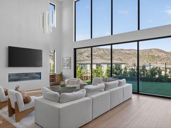 11862 N Hillsborough Lane, Porter Ranch CA 91326