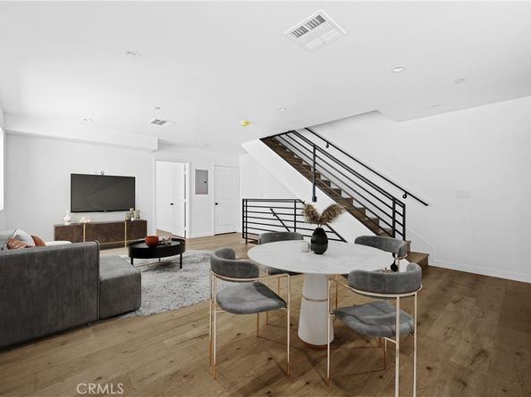 6830 Hazeltine Avenue, Van Nuys CA 91405