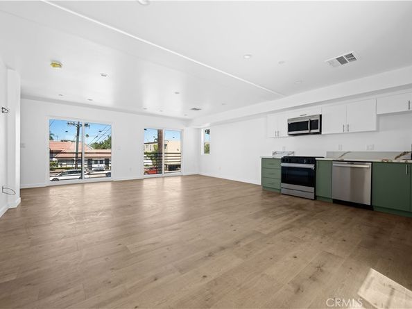 6830 Hazeltine Avenue, Van Nuys CA 91405