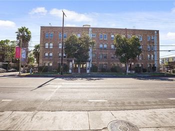 4125 S Figueroa Street