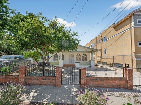 3538 London, Los Angeles CA 90026