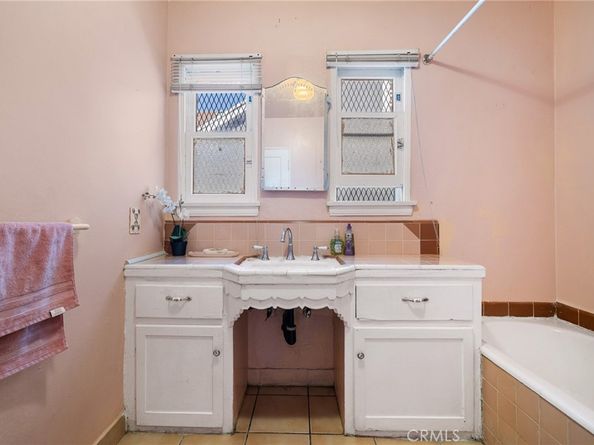 5951 S Van Ness, Los Angeles CA 90047