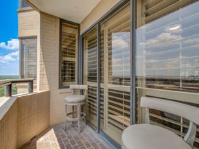 651 Bering Drive 1502, Houston TX 77057