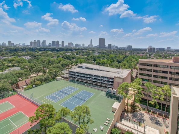 651 Bering Drive 1502, Houston TX 77057